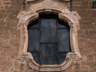 A dominarla � il grande finestrone centrale dal profilo mistilineo decorato da una vetrata istoriata...